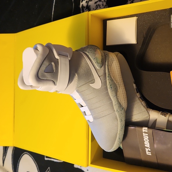 2011 NIKE AIR MAG SIZE 8 (BACK TO THE FUTURE) - Picture 2 of 4